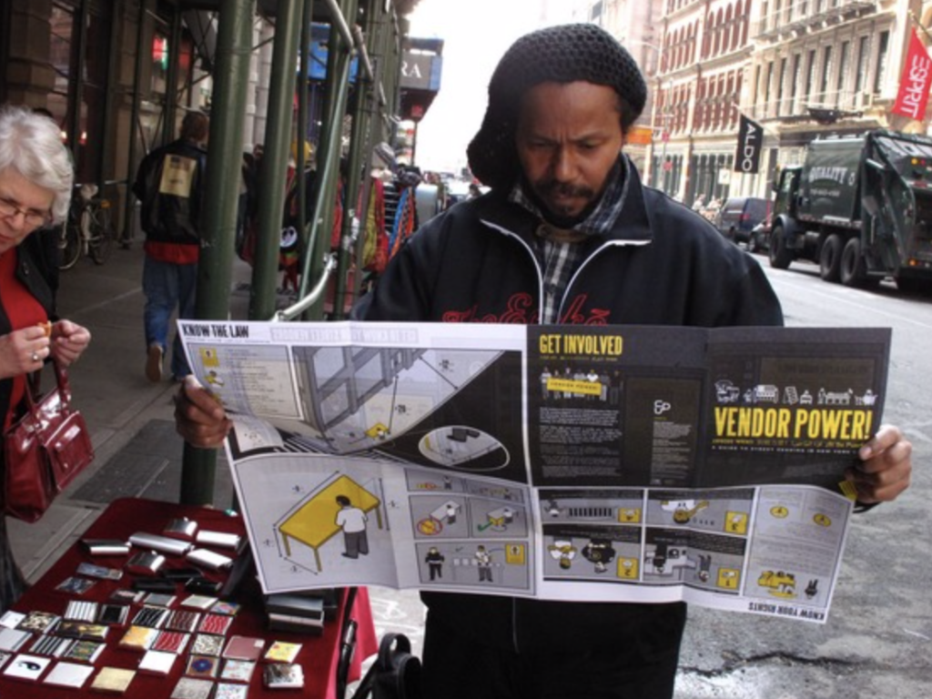 Venditore ambulante che legge la guida